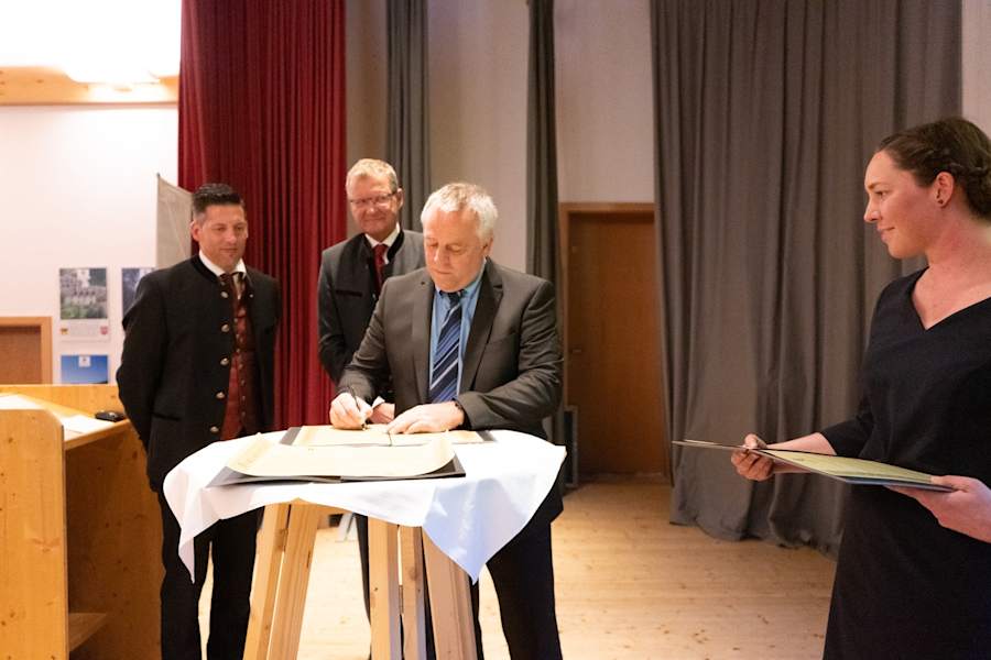Feierliche Unterzeichnung der Bergsteierdorf-Deklaration durch die Bürgermeister Mario Nocker von Trins, Christian Felder von Gschnitz und Andreas Ermarcora, Präsident des Österreichischen Alpenvereins