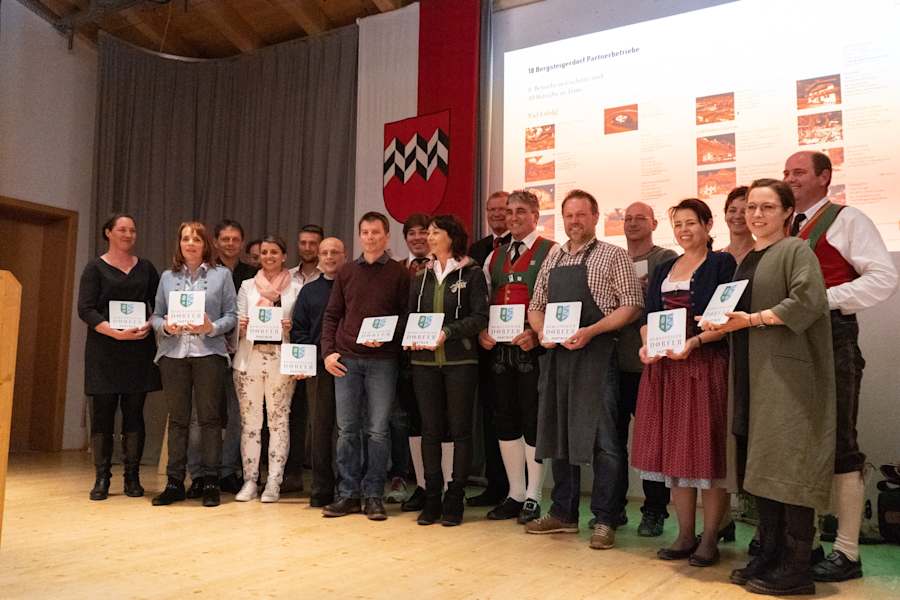 Alle 18 Partnerbetriebe erhielten die Bergsteigerdorf-Plakette