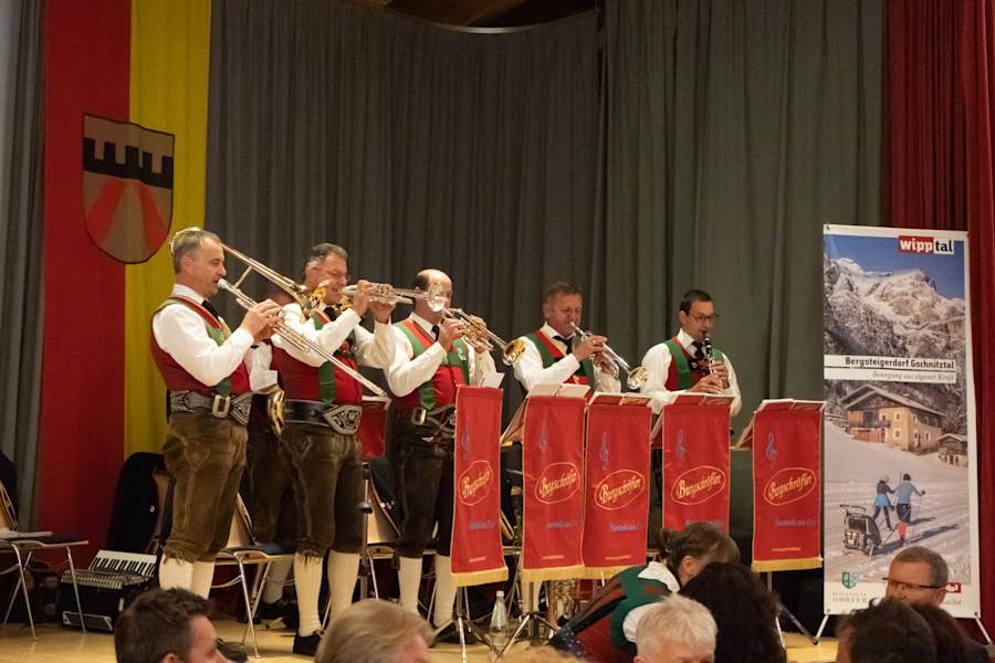 Die Musikkapellen von Trins und Gschnitz spielten auf