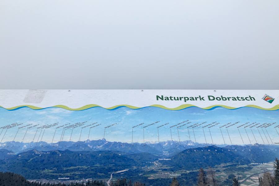 Aussichtstafel am Dobratsch bei Nebel