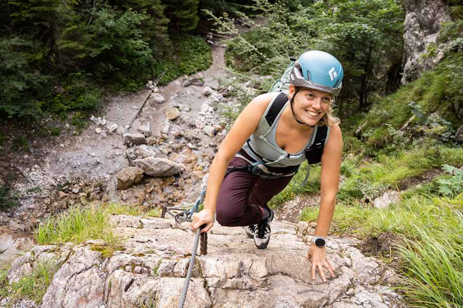 Bergsteigerin in der Rotschitza-Klamm