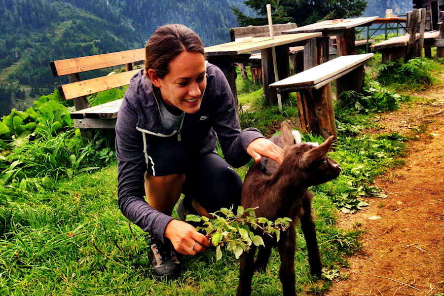 Bianca Schwarzjirg beim Wandern
