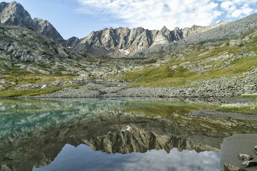 Spiegelungen im Bergsee im Gradental