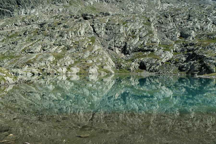 Spiegelungen im Bergsee im Gradental 