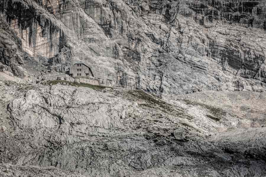 Getarnt wie ein Camelion liegt die Adamekhütte am Fels
