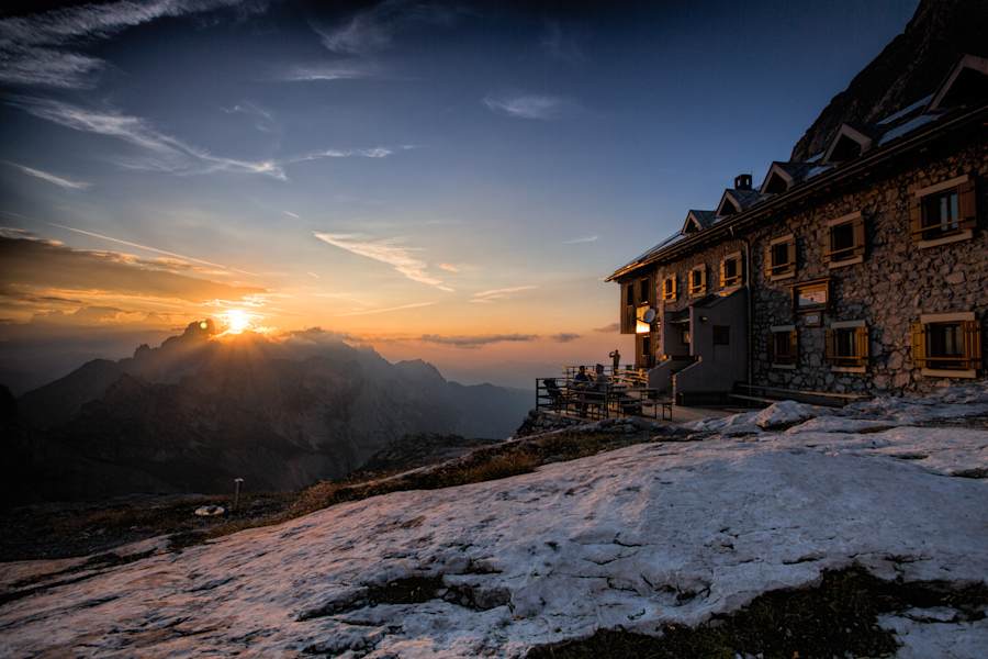 Die Adamekhütte wird von den letzten Sonnenstrahlen geküsst