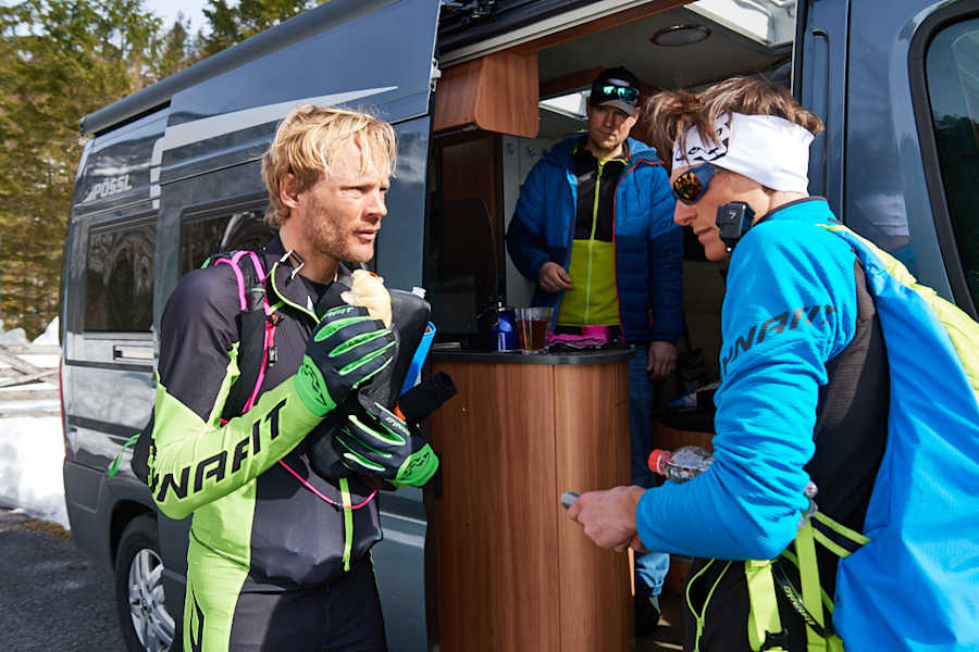 Beni Böhm isst Wurstsemmel