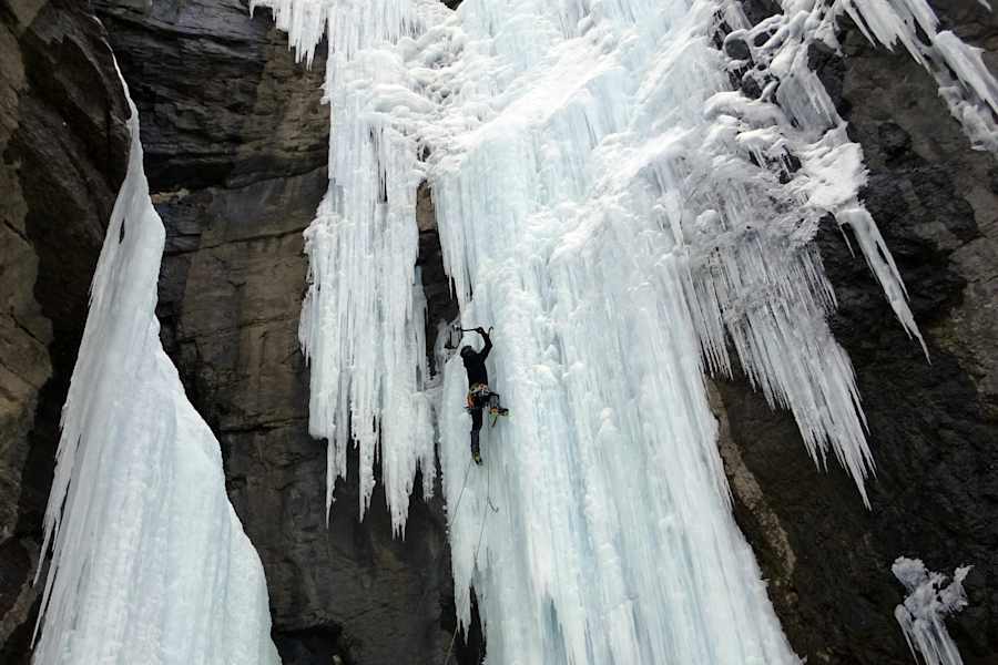 Klettern am Eisfall in Kanada