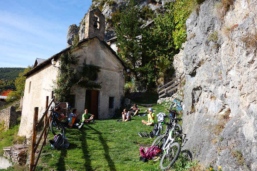 Die Tagesetappen sind lang. Hier in Roubion kann man jedoch gut verweilen. Die Pausen sind nicht nur entspannend, sondern auch notwendig um die Energiespeicher aufzuladen.