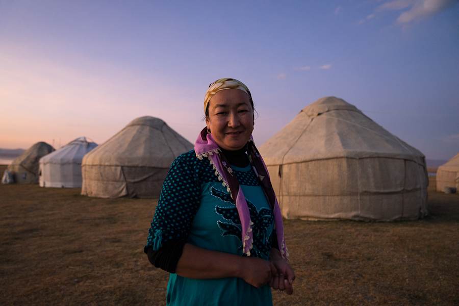 Die Hausherrin eines Yurtcamps