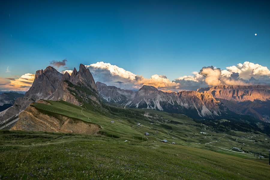 Sonnenuntergang mit Blick auf die Geislergruppe