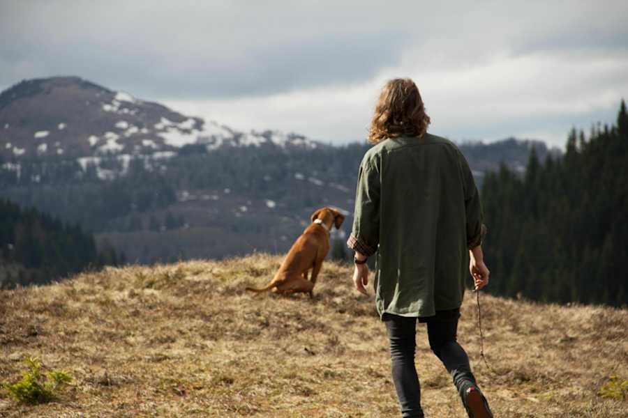 Dominic Muhrer mit Laxi und Almpanorama