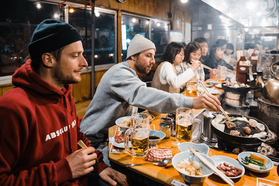 Ein langer Tag am Berg macht unglaublich hungrig. Typisches Abendessen in einem der unzähligen Lokale von Sapporo