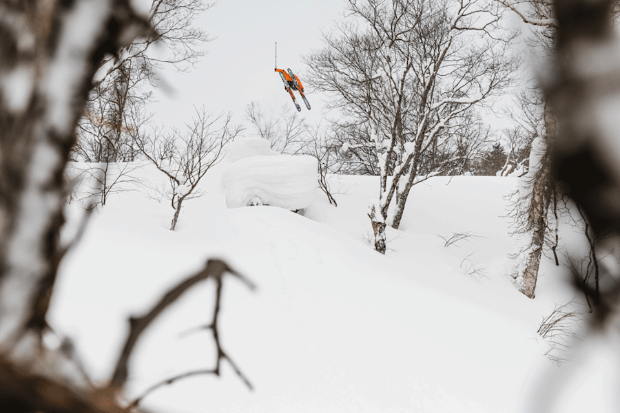 Der Style in unverkennbar: Daniel mit einem perfekten 360 im Wald von Kiroro