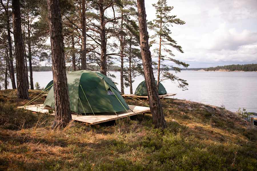 Campvibes: Um Vegetation und Boden zu entlasten wurden eigene Plattformen für die Zelte errichtet