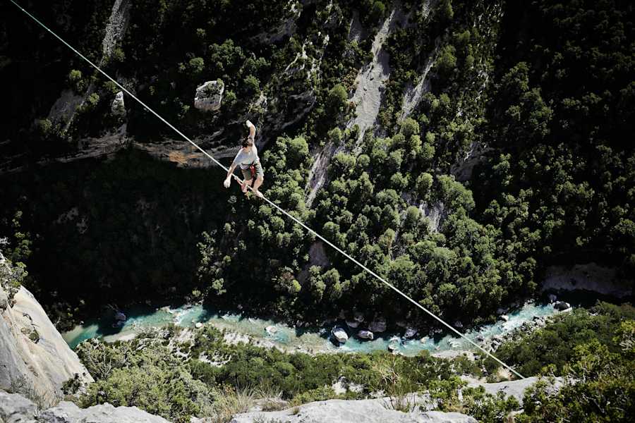 Highliner über dem Fluss Verdon
