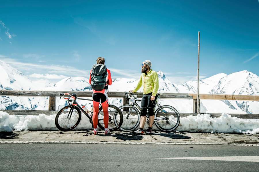 Alpinist Stephan Keck und Ex-Radprofi Gerrit Glomser (in rot) auf der Großglockner-Hochalpenstraße