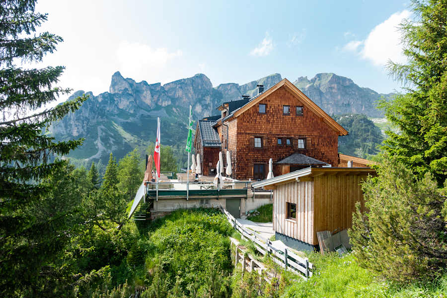 Die Erfurter Hütte thront über dem Achensee und ist umgeben von einer Arena aus Gipfeln des Rofangebirges
