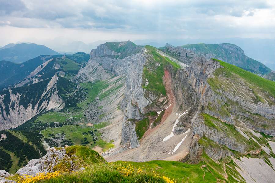 Steil abfallende Hänge, zwischendurch Sonnenstrahlen und grüne Hänge – ein Traummotiv für jeden Wanderer.
