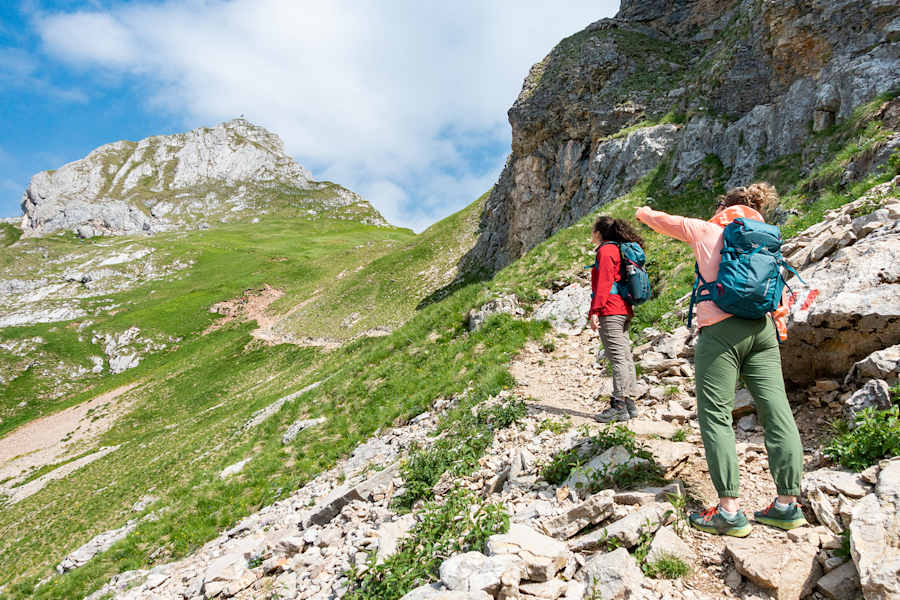 ...bevor das Geröll langsam die höheren Lagen ankündigt. Im Hintergrund ist unser Ziel zu sehen.