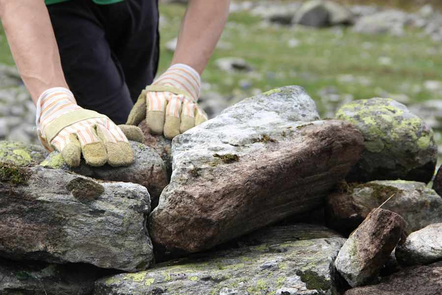 Beim Steine schleppen sind kräftige Hände gefragt