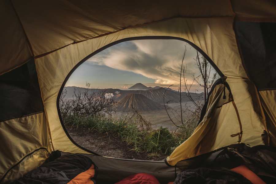 Campen mit Blick auf Vulkane auf Java