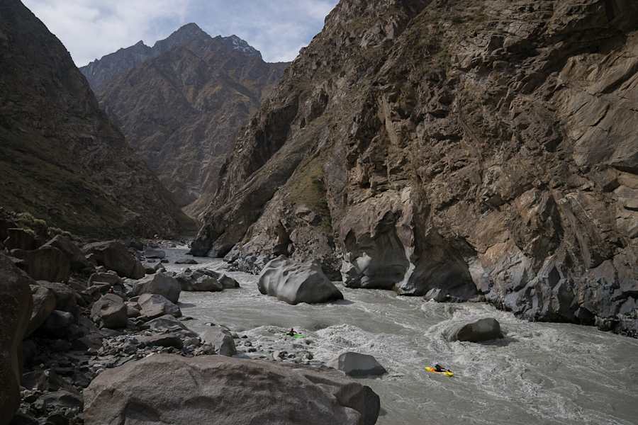 Sam und Adrian kurz vor einer längeren unfahrbahren Sektion des Sary Jaz