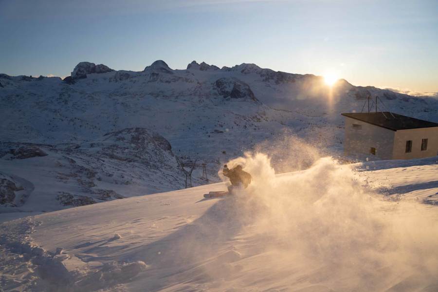 Letzte Turns im Sonnenuntergang oberhalb der Bergstation Krippenstein