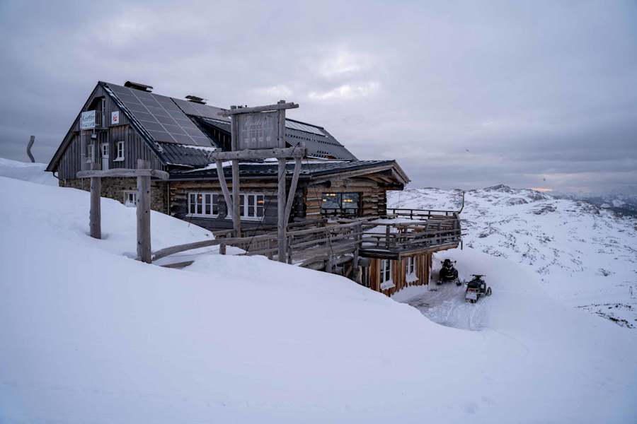 Die großartige Krippenstein-Lodge beifndet sich direkt neben der Bergstation und lädt zum Verweilen und Essen ein