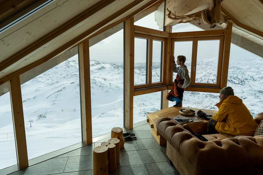Von der Panorama-Suite der Krippenstein Lodge kann man nach unverspurten Hängen und neuen Lines im Gelände Ausschau halten