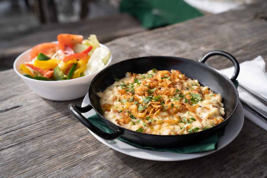 Käsespätzle: Schmankerlkost aus der regionalen Küche auf der Krippenstein Lodge