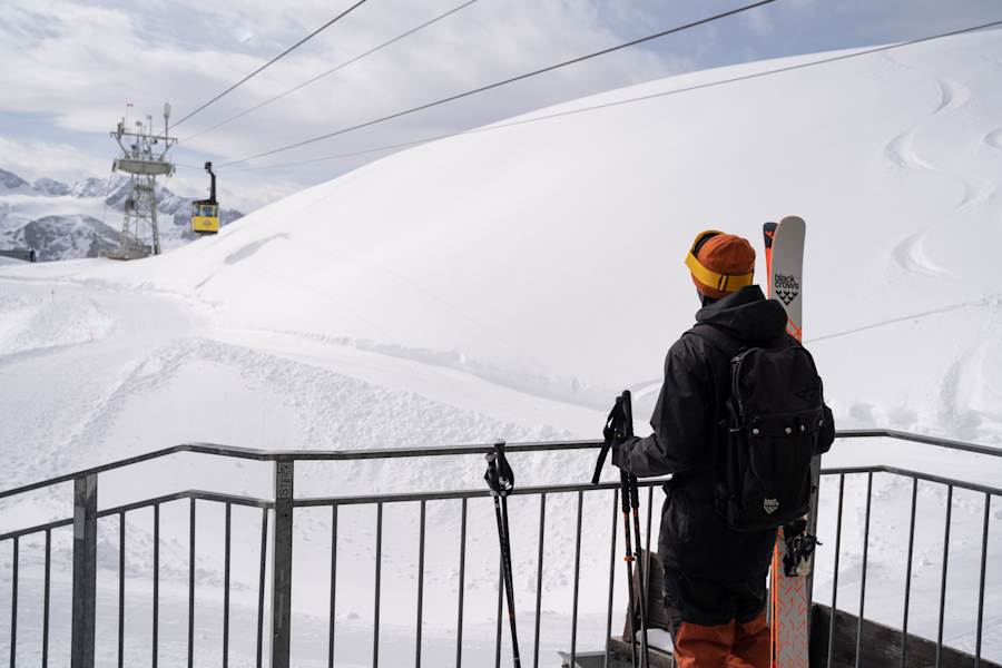 Die kleine gelbe Gondel verbindet das Gipfelplateau mit der Gjaid Alm Hütte auf 1.738 m