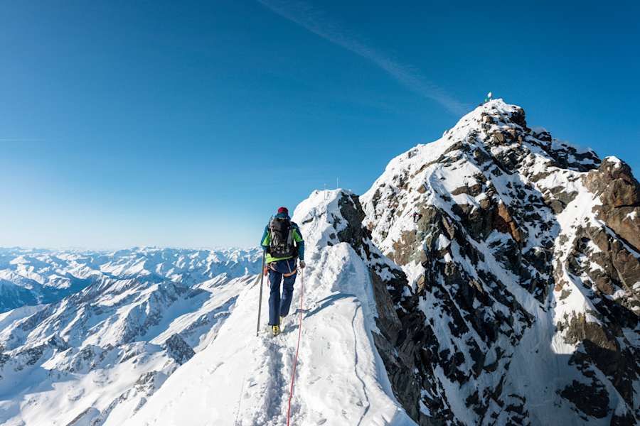 Bergsteiger am Gipfelgrat des Großglockners