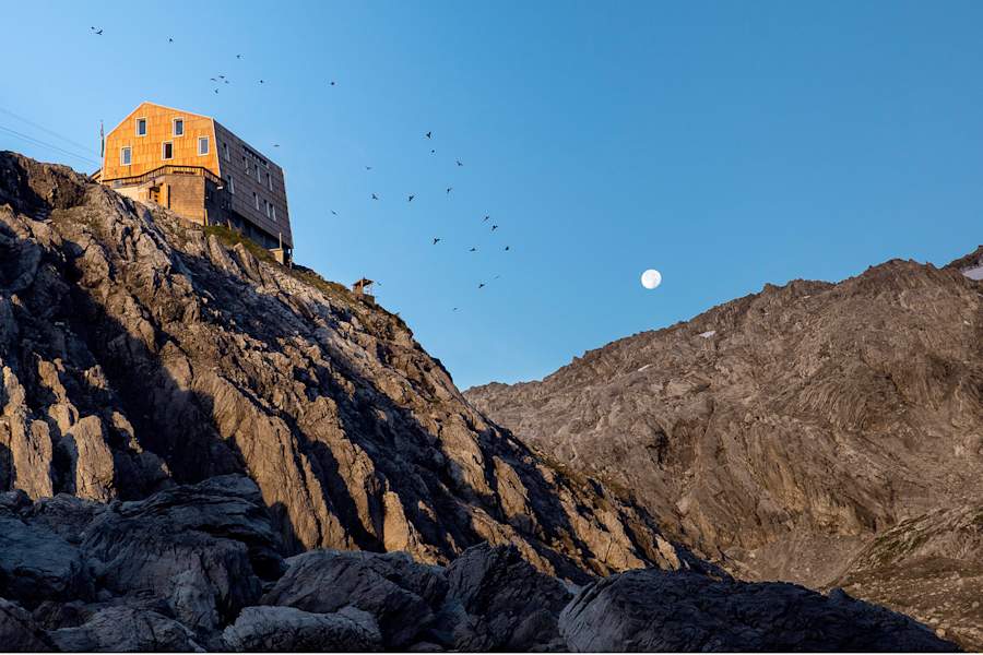 Die Totalphütte im Rätikon im Morgenlicht