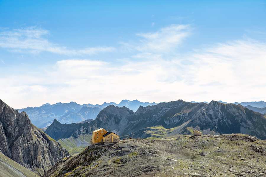 Die Totalphütte im Rätikon mit umliegender Bergwelt