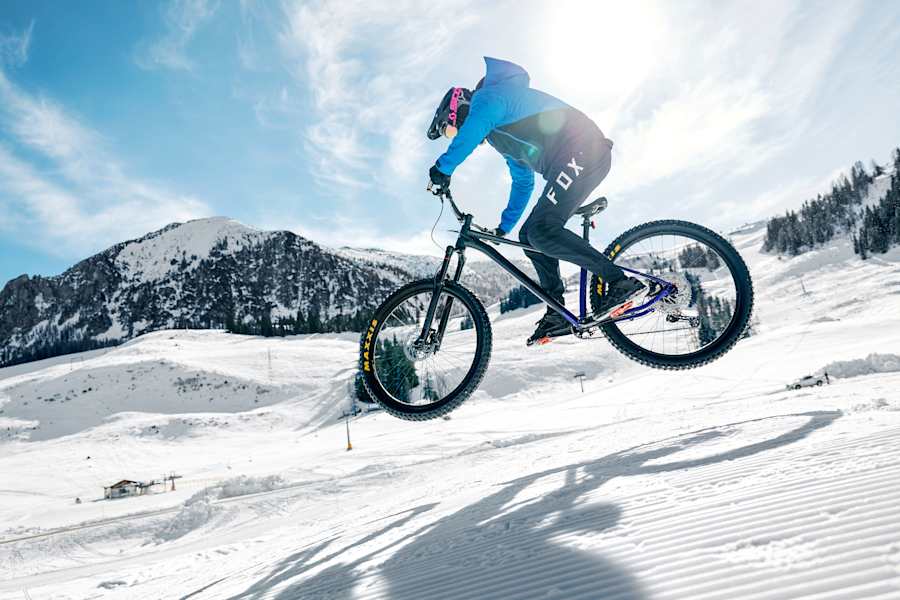 Fatbiker auf einer Skipiste
