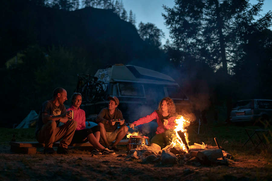 Leute am Lagerfeuer