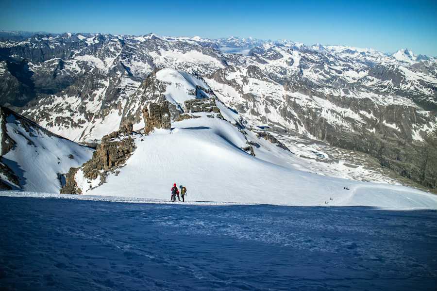 Gran Paradiso: Schutz vor Wind und Sonne im Schatten des felsigen Gipfelaufbaus