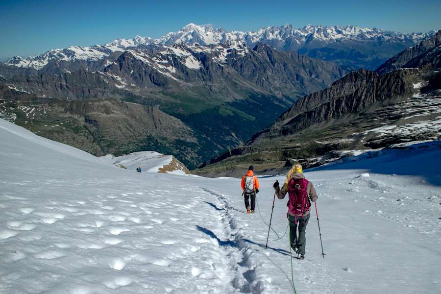 Schneereicher Abstieg vom Paradiso gen Schweiz und Frankreich