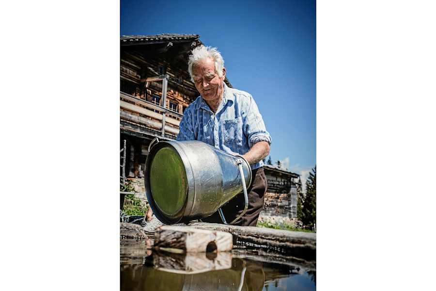 Schweizer Älpler mit Milchkessel 