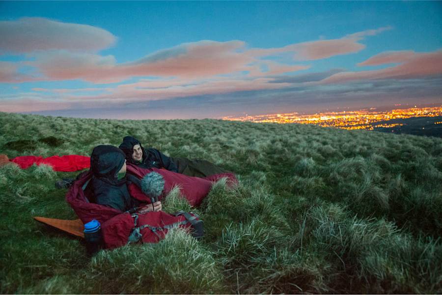 Zelten am Rande der Stadt