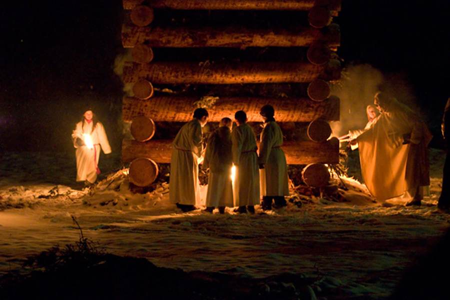 Ein Lungauer Kasten wird beim Osterfeuer entzündet