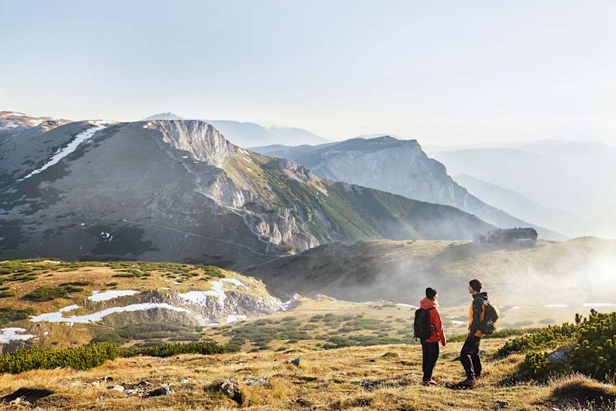 Morgennebel umspielt das Raxplateau. Im Hintergrund der Gipfel des Predigtstuhl und das Karl Ludwig Haus