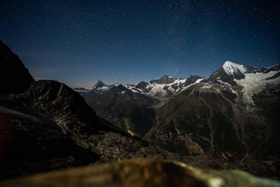 Mattertal, Matterhorn und Weisshorn bei Nacht