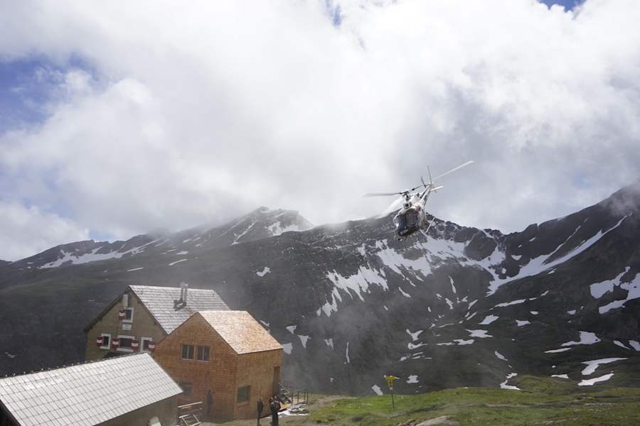 Der letzte Hubschrauberflug: Brandschutztüren und letzte Einrichtungsgegenstände werden noch geliefert.