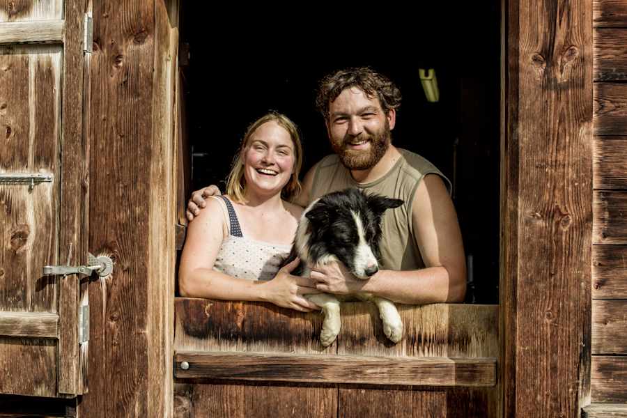 Glückliche Sennen: Jessica und Raphael Rinnerthaler mit Hund Rocky.