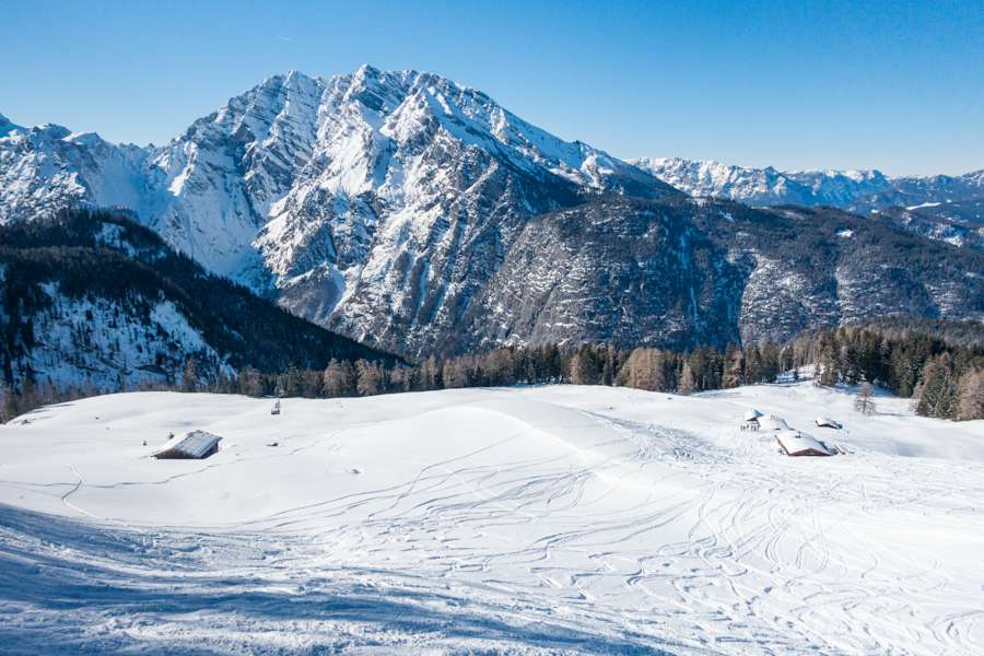 Die Priesbergalm im Winter mit Watzmann im Hintergrund