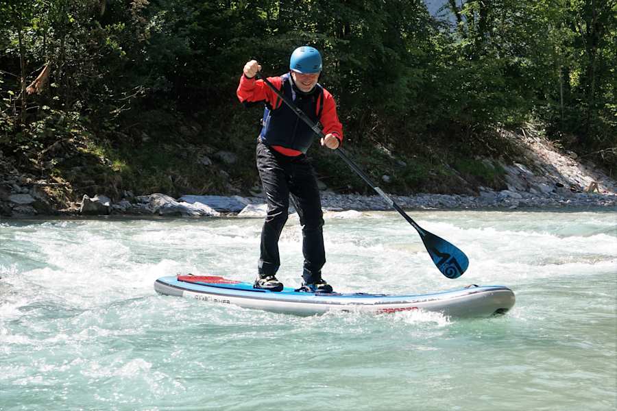 Stand-Up-Paddler im Wildwasser