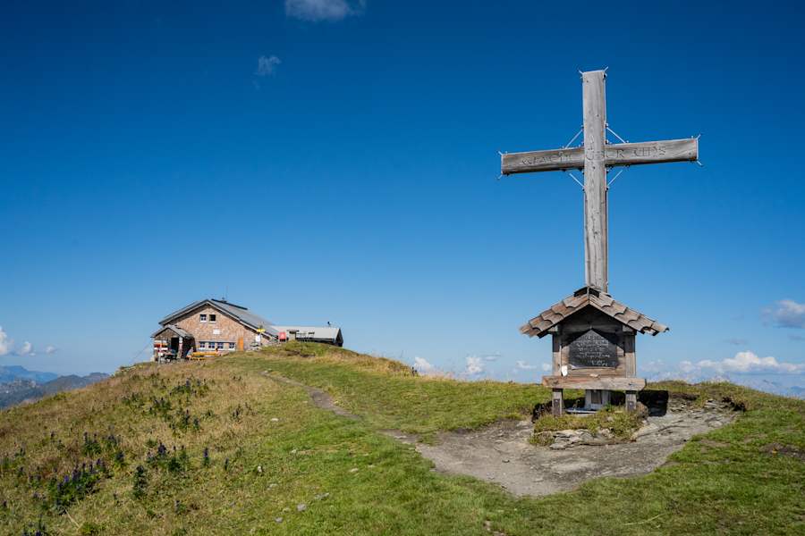 Gamskarkogelhütte und Gipfelkreuz