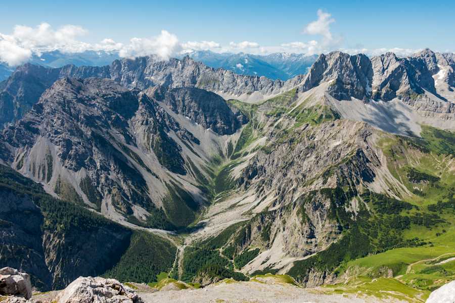 Blick vom Gipfel des Sonnjochs ins Karwendel